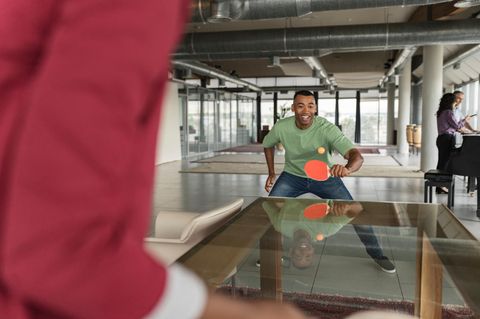 Zwei Personen spielen Tischtennis