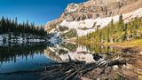 Ein See mit Bergmassiv im Hintergrund