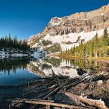 Ein See mit Bergmassiv im Hintergrund