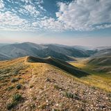 weite, hügelige Landschaft