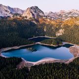 Ein See umgeben von Bergen