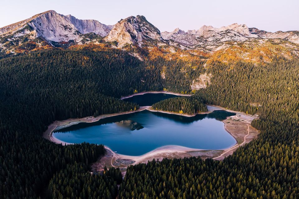 Ein See umgeben von Bergen
