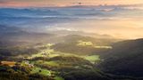 Rund um Idrija in Slovenien tritt, geologisch gesehen, eine alte Geschichte zutage. Vor mehr als 30 Millionen Jahren begannen sich die Alpen aufzufalten, als die so genannte "Adriatische Platte" mit Europa kollidierte und dabei Gesteine in die Höhe trieb, sehr vereinfacht dargestellt. Erosion und Verwitterung arbeiteten sich daran ab. Die Hinterlassenschaften sind vielfältig, auch im Kleinen. Der Geopark zeichnet sich heute durch ein Netzwerk von Höhlen, Dolinen und verborgenen Wasserströmen aus. Größe des Parks: 294 Quadratkilometer. Beste Reisezeit: April – Oktober und Dezember. Geopark seit: 2013   