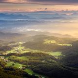 Rund um Idrija in Slovenien tritt, geologisch gesehen, eine alte Geschichte zutage. Vor mehr als 30 Millionen Jahren begannen sich die Alpen aufzufalten, als die so genannte "Adriatische Platte" mit Europa kollidierte und dabei Gesteine in die Höhe trieb, sehr vereinfacht dargestellt. Erosion und Verwitterung arbeiteten sich daran ab. Die Hinterlassenschaften sind vielfältig, auch im Kleinen. Der Geopark zeichnet sich heute durch ein Netzwerk von Höhlen, Dolinen und verborgenen Wasserströmen aus. Größe des Parks: 294 Quadratkilometer. Beste Reisezeit: April – Oktober und Dezember. Geopark seit: 2013   