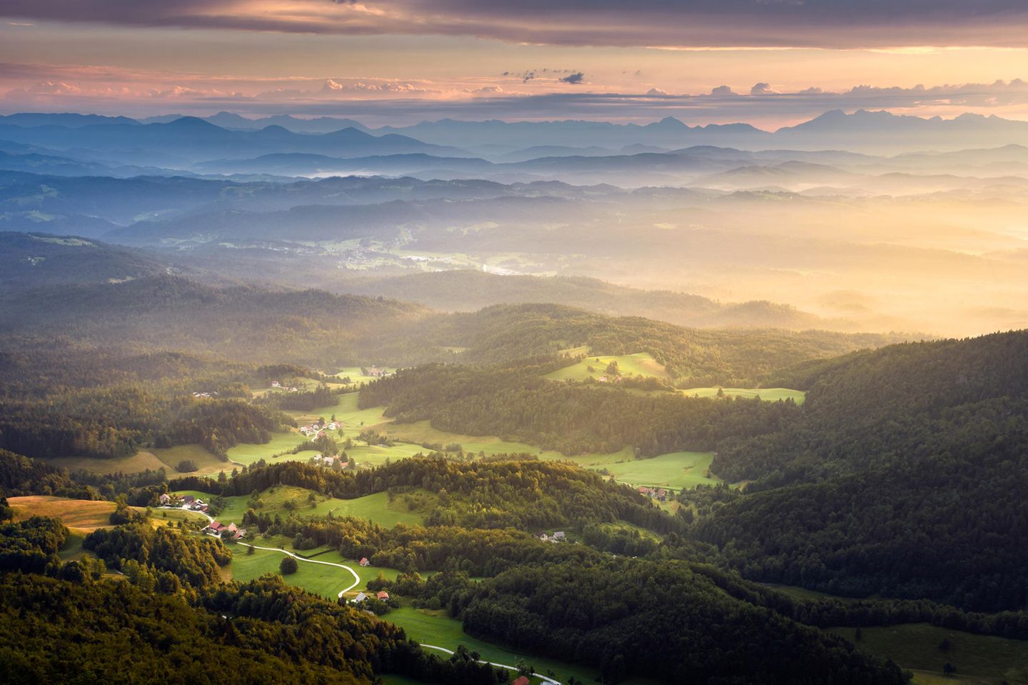 Idrija: Ein vom Nebel verschleierter Blick auf ein uraltes Geschehen Rund um Idrija in Slovenien tritt, geologisch gesehen, eine alte Geschichte zutage. Vor mehr als 30 Millionen Jahren begannen sich die Alpen aufzufalten, als die so genannte "Adriatische Platte" mit Europa kollidierte und dabei Gesteine in die Höhe trieb, sehr vereinfacht dargestellt. Erosion und Verwitterung arbeiteten sich daran ab. Die Hinterlassenschaften sind vielfältig, auch im Kleinen. Der Geopark zeichnet sich heute durch ein Netzwerk von Höhlen, Dolinen und verborgenen Wasserströmen aus. Größe des Parks: 294 Quadratkilometer. Beste Reisezeit: April – Oktober und Dezember. Geopark seit: 2013