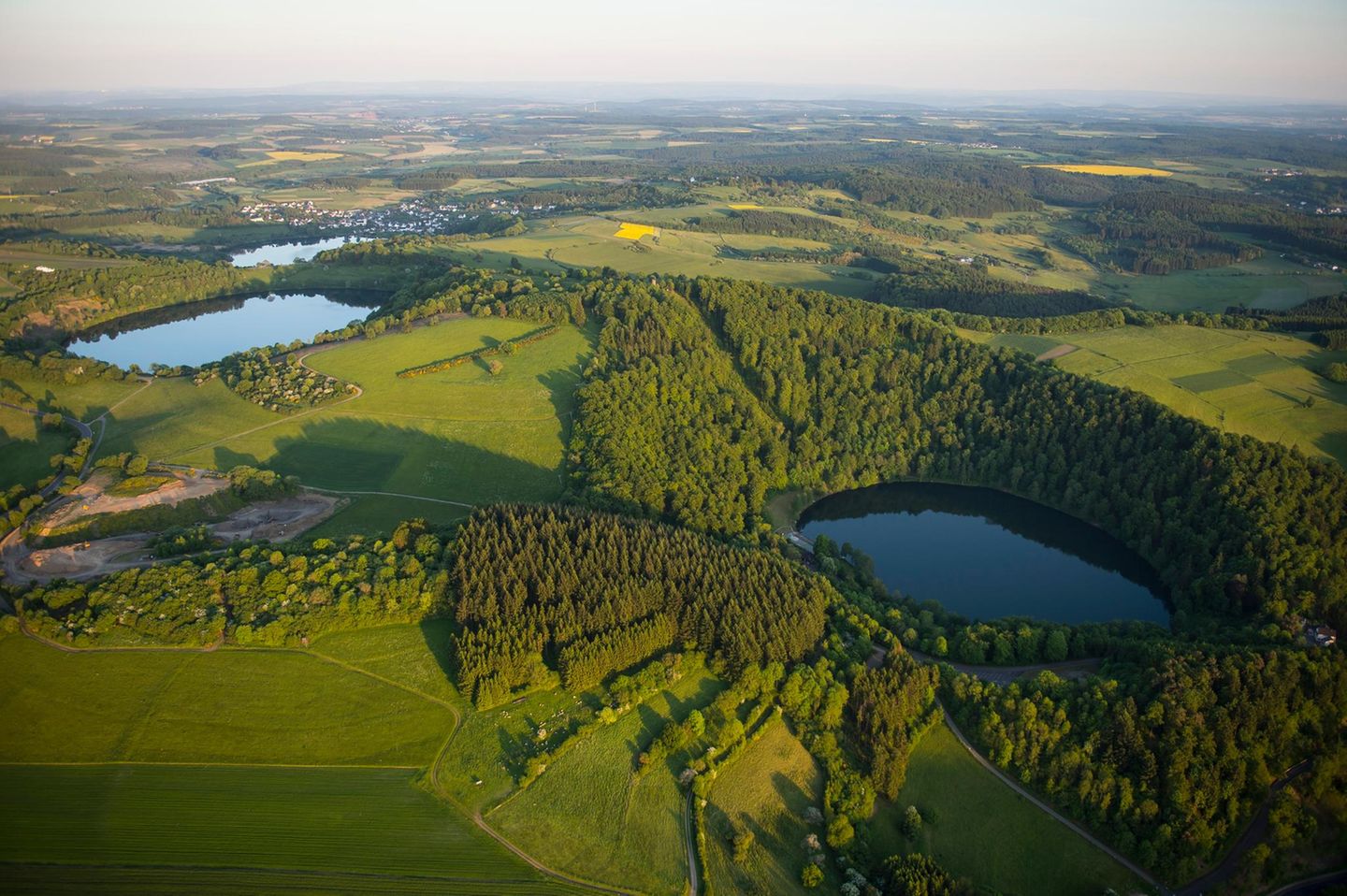 Das Dauner Maar schaut von oben aus wie ein ganz gewöhnlicher See, aber es ist - wie rund 350 andere Vertiefungen in der Eifel auch - das Ergebnis eines gewaltvollen Akts: Sein vulkanischer Krater entstand, als in der Tiefe Grundwasser in Kontakt mit heißer Lava kam, eine monströse Explosion auslöste und so Gestein herausfeuerte. Die vulkanische Aktivität in der Eifel ebbte erst vor gut 10000 Jahren ab  - und hinterließ eine hügelige Landschaft voller geologischer Zeugnisse. Größe des Parks: 1290 Quadratkilometer. Beste Reiszeit: ganzjährig. Geopark seit: 2000   