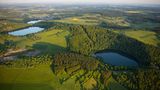 Das Dauner Maar schaut von oben aus wie ein ganz gewöhnlicher See, aber es ist - wie rund 350 andere Vertiefungen in der Eifel auch - das Ergebnis eines gewaltvollen Akts: Sein vulkanischer Krater entstand, als in der Tiefe Grundwasser in Kontakt mit heißer Lava kam, eine monströse Explosion auslöste und so Gestein herausfeuerte. Die vulkanische Aktivität in der Eifel ebbte erst vor gut 10000 Jahren ab  - und hinterließ eine hügelige Landschaft voller geologischer Zeugnisse. Größe des Parks: 1290 Quadratkilometer. Beste Reiszeit: ganzjährig. Geopark seit: 2000   