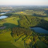 Das Dauner Maar schaut von oben aus wie ein ganz gewöhnlicher See, aber es ist - wie rund 350 andere Vertiefungen in der Eifel auch - das Ergebnis eines gewaltvollen Akts: Sein vulkanischer Krater entstand, als in der Tiefe Grundwasser in Kontakt mit heißer Lava kam, eine monströse Explosion auslöste und so Gestein herausfeuerte. Die vulkanische Aktivität in der Eifel ebbte erst vor gut 10000 Jahren ab  - und hinterließ eine hügelige Landschaft voller geologischer Zeugnisse. Größe des Parks: 1290 Quadratkilometer. Beste Reiszeit: ganzjährig. Geopark seit: 2000   