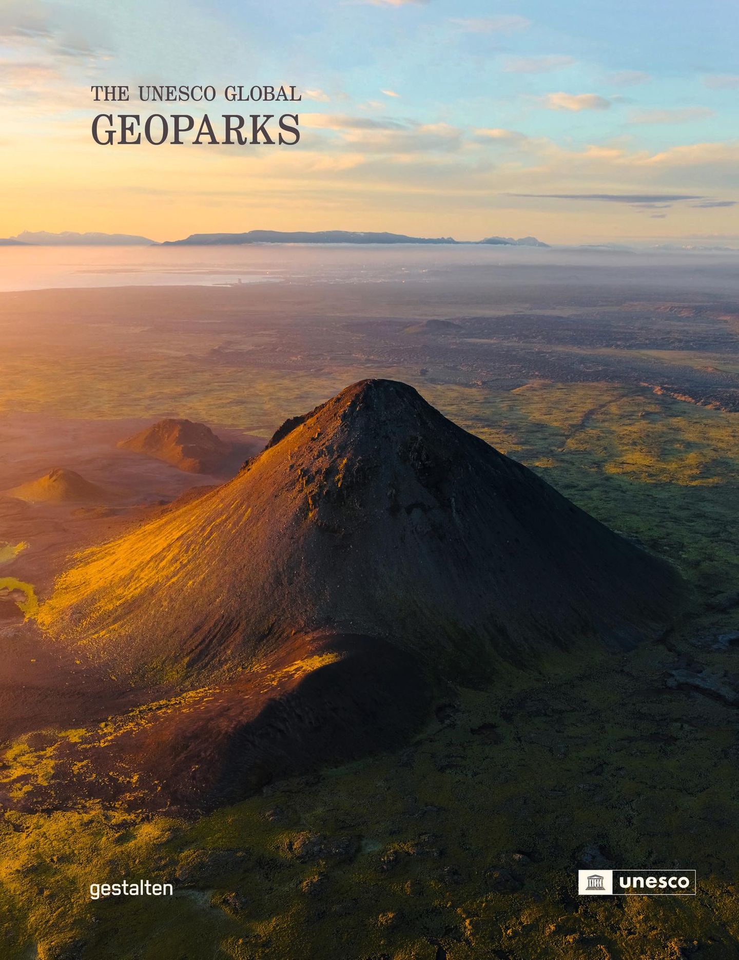 Die Fotos stammen aus dem Bildband "The UNESCO Global Geoparks", der 177 Parks in Text und Bild porträtiert und dabei spektakuläre Landschaften mit einer üppigen Flora und Fauna und einer Vielzahl von geologischen Formationen zeigt. Verlag Gestalten, 304 Seiten, 50 Euro