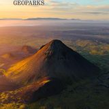 Die Fotos stammen aus dem Bildband "The UNESCO Global Geoparks", der 177 Parks in Text und Bild porträtiert und dabei spektakuläre Landschaften mit einer üppigen Flora und Fauna und einer Vielzahl von geologischen Formationen zeigt. Verlag Gestalten, 304 Seiten, 50 Euro