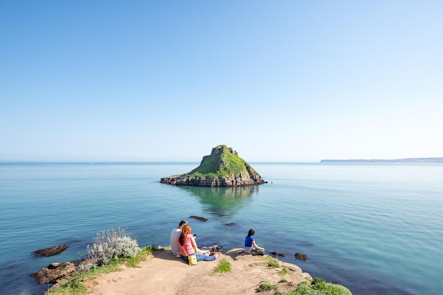 Der Geopark "English Riviera" nahe Torbay im Südwesten Englands erzählt eine Geschichte von mehr als 400 Millionen Jahren. Alles begann im Erdzeitalter des Devons, als graue Kalksteine in warmen tropischen Meeren südlich des Äquators abgelagert wurden. Später entstand durch die Kollision zweier Kontinentalmassen ein riesiges Gebirge, das im Laufe der Zeit erodierte und das Kalkgestein wieder freilegte. Das Resultat dieser dramatischen Umwälzungen lässt sich heute noch heute an markanten Stellen und in aller Ruhe bezeugen: wie in Hopes Nose oder Berry Head. Größe des Parks: 62,4 Quadratkilometer, zusätzlich 41,5 Quadratkilometer Seegebiet. Beste Reisezeit: ganzjährig. Geopark seit: 2007       