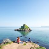 Der Geopark "English Riviera" nahe Torbay im Südwesten Englands erzählt eine Geschichte von mehr als 400 Millionen Jahren. Alles begann im Erdzeitalter des Devons, als graue Kalksteine in warmen tropischen Meeren südlich des Äquators abgelagert wurden. Später entstand durch die Kollision zweier Kontinentalmassen ein riesiges Gebirge, das im Laufe der Zeit erodierte und das Kalkgestein wieder freilegte. Das Resultat dieser dramatischen Umwälzungen lässt sich heute noch heute an markanten Stellen und in aller Ruhe bezeugen: wie in Hopes Nose oder Berry Head. Größe des Parks: 62,4 Quadratkilometer, zusätzlich 41,5 Quadratkilometer Seegebiet. Beste Reisezeit: ganzjährig. Geopark seit: 2007       