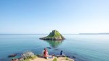 Der Geopark "English Riviera" nahe Torbay im Südwesten Englands erzählt eine Geschichte von mehr als 400 Millionen Jahren. Alles begann im Erdzeitalter des Devons, als graue Kalksteine in warmen tropischen Meeren südlich des Äquators abgelagert wurden. Später entstand durch die Kollision zweier Kontinentalmassen ein riesiges Gebirge, das im Laufe der Zeit erodierte und das Kalkgestein wieder freilegte. Das Resultat dieser dramatischen Umwälzungen lässt sich heute noch heute an markanten Stellen und in aller Ruhe bezeugen: wie in Hopes Nose oder Berry Head. Größe des Parks: 62,4 Quadratkilometer, zusätzlich 41,5 Quadratkilometer Seegebiet. Beste Reisezeit: ganzjährig. Geopark seit: 2007       