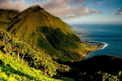 Der Fajã do Santo Cristo auf den Azoren, hier fotografiert von der Insel São Jorge, ist Teil eines Vulkan-Komplexes, der seit 36 Millionen Jahren aktiv ist. Zuletzt brach 1957 ein Feuerberg auf dem zu Portugal gehörenden Archipel aus. Wann es zu erneuten Eruptionen kommen könnte, kann niemand mit Sicherheit sagen. Sicher aber ist: Die geologische Urgewalt hat ein Naturwunder von schroffer Schönheit erschaffen - und arbeitet bis heute an der Vervollständigung. Größe des Parks: 12884 Quadratkilometer. Beste Reisezeit: Juni - April. Geopark seit: 2013     