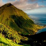 Der Fajã do Santo Cristo auf den Azoren, hier fotografiert von der Insel São Jorge, ist Teil eines Vulkan-Komplexes, der seit 36 Millionen Jahren aktiv ist. Zuletzt brach 1957 ein Feuerberg auf dem zu Portugal gehörenden Archipel aus. Wann es zu erneuten Eruptionen kommen könnte, kann niemand mit Sicherheit sagen. Sicher aber ist: Die geologische Urgewalt hat ein Naturwunder von schroffer Schönheit erschaffen - und arbeitet bis heute an der Vervollständigung. Größe des Parks: 12884 Quadratkilometer. Beste Reisezeit: Juni - April. Geopark seit: 2013     