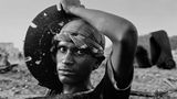 "Ich habe nie nur für ein Foto gearbeitet. Ich arbeite für Geschichten. Ich bin Geschichten-Erzähler", hat Sebastião Salgado einmal gesagt. Sein innerer Auftrag: Den Menschen in ihrer Lebensrealität nahe zu kommen, die Würde der Arbeiterschaft zu bewahren.   Dieser Mann in der Abwrackwerft von Chittagong in Banladesh schleppt tagaus, tagein, Metallteile aus den zerlegten Schiffen. In Salgados Bild spiegelt sein Gesicht durchaus die Härte seines Daseins, aber eben auch: Stolz.  