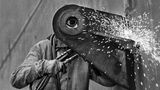 In Salgados Fotografien schwingt immer auch ein Abgesang mit, auf die industrielle Revolution, auf die Kraft der Menschen, die sie vorantrieben, auf die Energie der Werkzeugen, die sie benutzten. Im 21. Jahrhundert wird die Erwerbsarbeit immer häufiger am Computer verrichtet, den kraftraubenden Job dieses Schweißers in einer nordfranzösischen  Werft übernehmen mittlerweile oft Roboter.    