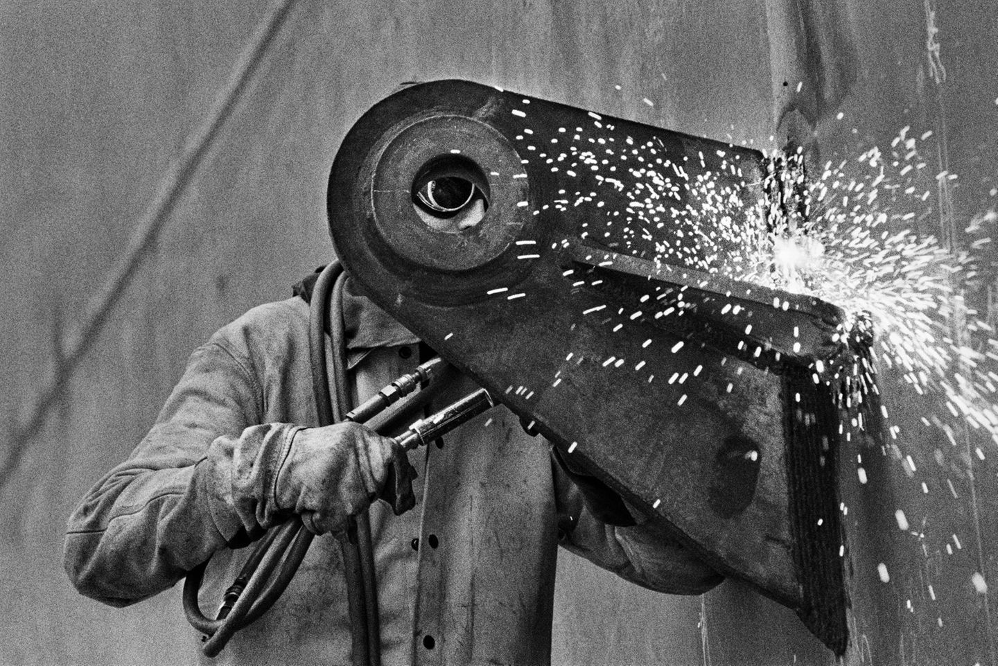 In Salgados Fotografien schwingt immer auch ein Abgesang mit, auf die industrielle Revolution, auf die Kraft der Menschen, die sie vorantrieben, auf die Energie der Werkzeugen, die sie benutzten. Im 21. Jahrhundert wird die Erwerbsarbeit immer häufiger am Computer verrichtet, den kraftraubenden Job dieses Schweißers in einer nordfranzösischen  Werft übernehmen mittlerweile oft Roboter.    