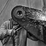 In Salgados Fotografien schwingt immer auch ein Abgesang mit, auf die industrielle Revolution, auf die Kraft der Menschen, die sie vorantrieben, auf die Energie der Werkzeugen, die sie benutzten. Im 21. Jahrhundert wird die Erwerbsarbeit immer häufiger am Computer verrichtet, den kraftraubenden Job dieses Schweißers in einer nordfranzösischen  Werft übernehmen mittlerweile oft Roboter.    