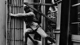 Auch in der Stahlhütte Sollac im französischen Dünkirchen gelangen Sebastião Salgado eindrückliche Bilder, voll jener Energie, die hart arbeitende Männer und Frauen austrahlen. Ausgang der 1980er Jahre produzierte ein einziger der insgesamt vier Hochöfen in Dünkirchen 10.000 Tonnen Rohstahl am Tag, hier inspiziert ein Arbeiter das Leitungsystem eines der Öfen.