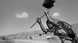 Sebastião Salgado, Brasilianer, geboren 1944, verortet sich in der Tradition der sozialdokumentarischen Fotografie, seine Bilder sind kämpferisch und oft den Vergessenen und Ausgegrenzten gewidmet. In der Serie "Workers" zeigt er Menschen, die hart mit ihren Händen arbeiten, ein unverzichtbarer Teil menschlichen Daseins. Dieses Bild entstand 1989 in Indien und zeigt eine Frau, die mit einer rudimentären Schaufel Gräben für den Indira-Ghandi-Kanal aushebt – für einen Stundenlohn von etwas über einem Dollar. Das gigantische Unternehmen wurde 1958 begonnen, inzwischen ist immerhin der 650 Kilometer lange Hauptkanal fertiggestellt. Die Bauarbeiten bestimmten über Jahrzehnte das Leben vieler Familien in der Grenzregion zu Pakistan, dort sichern die vielen Nebenkanäle auch die Wasserversorgung. Der Kanal gilt in vielen Ländern Afrikas und Südamerikas wegen seiner niedrigen Baukosten und des sozialen Nutzens als Musterprojekt.    