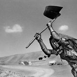 Sebastião Salgado, Brasilianer, geboren 1944, verortet sich in der Tradition der sozialdokumentarischen Fotografie, seine Bilder sind kämpferisch und oft den Vergessenen und Ausgegrenzten gewidmet. In der Serie "Workers" zeigt er Menschen, die hart mit ihren Händen arbeiten, ein unverzichtbarer Teil menschlichen Daseins. Dieses Bild entstand 1989 in Indien und zeigt eine Frau, die mit einer rudimentären Schaufel Gräben für den Indira-Ghandi-Kanal aushebt – für einen Stundenlohn von etwas über einem Dollar. Das gigantische Unternehmen wurde 1958 begonnen, inzwischen ist immerhin der 650 Kilometer lange Hauptkanal fertiggestellt. Die Bauarbeiten bestimmten über Jahrzehnte das Leben vieler Familien in der Grenzregion zu Pakistan, dort sichern die vielen Nebenkanäle auch die Wasserversorgung. Der Kanal gilt in vielen Ländern Afrikas und Südamerikas wegen seiner niedrigen Baukosten und des sozialen Nutzens als Musterprojekt.    
