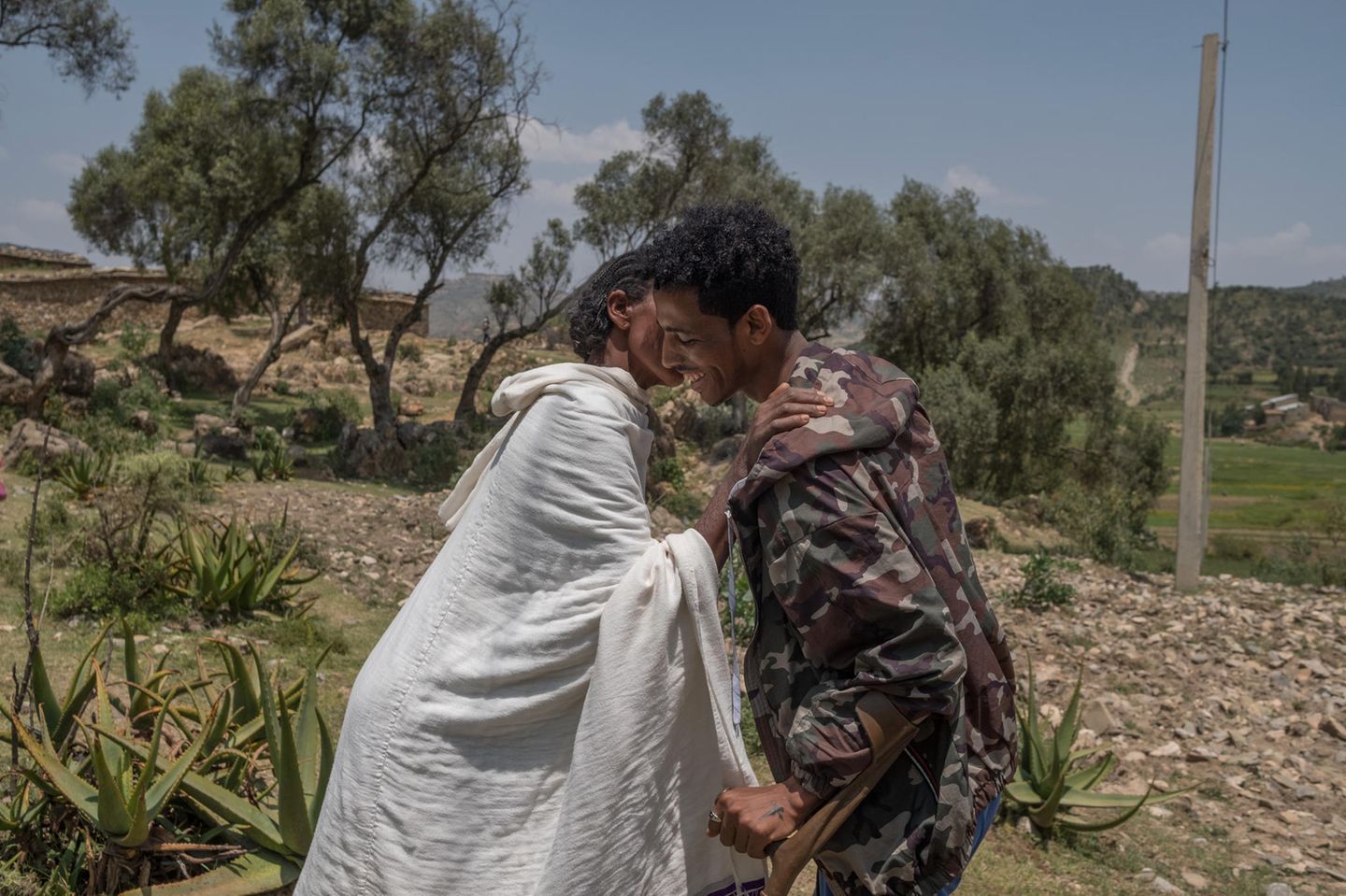 Returning Home From War Der 24-jährige Kibrom Berhame sieht seine Mutter zum ersten Mal wieder, seit er sich vor zwei Jahren den Tigray Defence Forces angeschlossen hat. In Nordäthiopien herrschte von 2020 bis zu einem Waffenstillstand im November 2022 ein gewaltsamer Konflikt zwischen Regierungsgruppen und der Tigray People’s Liberation Front (TPLF). Berhane schloss sich 2021 dem bewaffneten Flügel der TPLF an, nachdem sein Dorf in Ost-Tigray angegriffen wurde. Er kämpfte, bis er schwer durch eine Granate verwundet wurde und sein Bein verlor – einen Monat bevor es zum Waffenstillstand kam.
