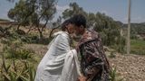 Der 24-jährige Kibrom Berhame sieht seine Mutter zum ersten Mal wieder, seit er sich vor zwei Jahren den Tigray Defence Forces angeschlossen hat. In Nordäthiopien herrschte von 2020 bis zu einem Waffenstillstand im November 2022 ein gewaltsamer Konflikt zwischen Regierungsgruppen und der Tigray People’s Liberation Front (TPLF). Berhane schloss sich 2021 dem bewaffneten Flügel der TPLF an, nachdem sein Dorf in Ost-Tigray angegriffen wurde. Er kämpfte, bis er schwer durch eine Granate verwundet wurde und sein Bein verlor – einen Monat bevor es zum Waffenstillstand kam. 