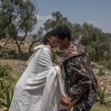 Der 24-jährige Kibrom Berhame sieht seine Mutter zum ersten Mal wieder, seit er sich vor zwei Jahren den Tigray Defence Forces angeschlossen hat. In Nordäthiopien herrschte von 2020 bis zu einem Waffenstillstand im November 2022 ein gewaltsamer Konflikt zwischen Regierungsgruppen und der Tigray People’s Liberation Front (TPLF). Berhane schloss sich 2021 dem bewaffneten Flügel der TPLF an, nachdem sein Dorf in Ost-Tigray angegriffen wurde. Er kämpfte, bis er schwer durch eine Granate verwundet wurde und sein Bein verlor – einen Monat bevor es zum Waffenstillstand kam. 