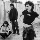 Eine neue Generation elektronischer Musikgruppen in Tunesien: Sie bilden dynamische Kollektive, veranstalten Raves und bieten der tunesischen Jugend eine Plattform für freie Meinungsäußerung. Die tunesische Revolution im Jahr 2011, die den Arabischen Frühling maßgeblich vorantrieb, sorgte in der Bevölkerung für Hoffnung auf Demokratie, soziale Gerechtigkeit und freie Meinungsäußerung. Die darauffolgende Dekade war jedoch geprägt von politischer Instabilität, wirtschaftlichen Krisen und sozialer Ungleichheit. Die Auswirkungen sind vor allem in der jungen Bevölkerung zu spüren. Das Foto der Musikgruppe ist Teil eines Projekts, das die Lebenswelten junger Tunesierinnen und Tunesier erforscht und zu einer Diskussion anregen soll, wie eine bessere Zukunft gelingen kann. Tunis, Tunesien, 21. Mai 2023