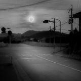 Ein mehrdeutiges Bild der Sonne, die tief am Himmel steht. Aufgenommen wurde es in der Nähe von Atsushi Shimosakas Zuhause in Kyoto. „Ist es Morgen? Nachmittag? Oder Abend? Manchmal konnte ich es einfach nicht erkennen“, sagt Atsushi Shimosaka. Bereits im Alter von 46 Jahren wurde bei ihm die degenerative Erkrankung Alzheimer diagnostiziert. Das Bild der Sonne am Himmel über Kyoto ist Teil der Bilderserie "Heartstrings", mit der sich Fotograf Kazuhiko Matsumura dem Thema Demenz in Japan widmet. Das Land hat eine der weltweit höchsten Demenzraten, ungefähr sieben Millionen Japanerinnen und Japaner werden im Jahr 2025 voraussichtlich daran erkrankt sein. 