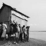 Bengalisch sprechende Hindus und Muslime helfen sich gegenseitig,