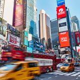 Bunte Werbeschilder und Straßenverkehr am Times Square