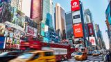 Bunte Werbeschilder und Straßenverkehr am Times Square