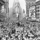 Menschenmassen mit Eisenhower-Transparenten auf dem Times Square, 1945, SW-Foto