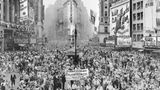 Menschenmassen mit Eisenhower-Transparenten auf dem Times Square, 1945, SW-Foto