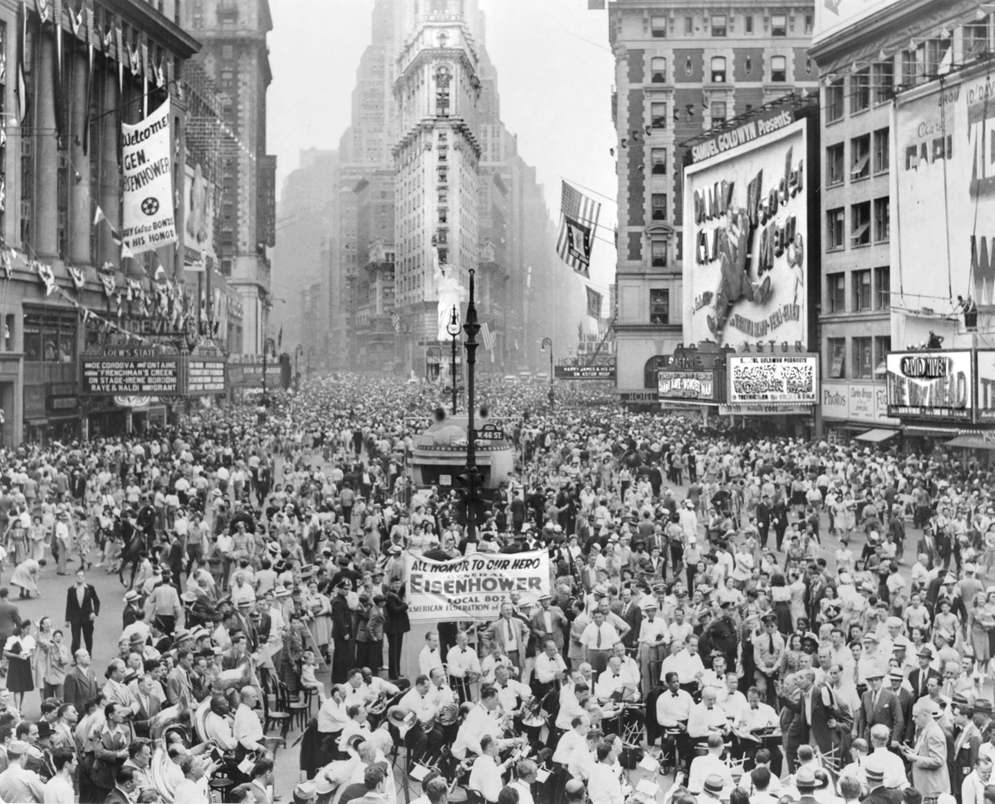 Ort zum Feiern Menschenmassen mit Eisenhower-Transparenten auf dem Times Square, 1945, SW-Foto