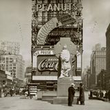 Verhüllte Statue auf dem Duffy Square, 1937; SW-Foto