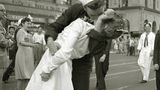 Ein Matrose küsst eine Krankenschwester; 1945, SW-Foto