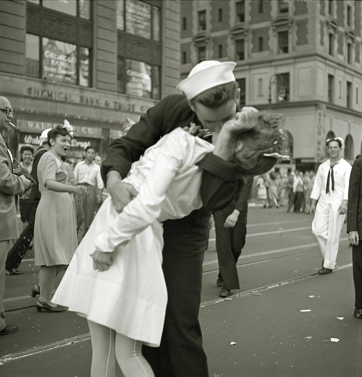 Platz für Ikonen Ein Matrose küsst eine Krankenschwester; 1945, SW-Foto