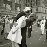 Ein Matrose küsst eine Krankenschwester; 1945, SW-Foto