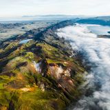 Die Halbinsel Reykjanes liegt im Südwesten Islands in der Nähe der Hauptstadt Reykjavik. Und weil hier ozeanische Platten auseinanderstreben, bildet sich frische Kruste, und Vulkanausbrüche und Erdbeben mischen immer mal wieder alles auf. Reykjanes gilt als eines der aktivsten Vulkangebiete Islands, sichtbar auch an heißen Quellen, Geysiren und Schlammpools. Und fühlbar. Größe des Parks: 818 Quadratkilometer. Beste Reisezeit: ganzjährig. Geopark seit: 2015   
