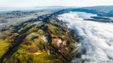 Die Halbinsel Reykjanes liegt im Südwesten Islands in der Nähe der Hauptstadt Reykjavik. Und weil hier ozeanische Platten auseinanderstreben, bildet sich frische Kruste, und Vulkanausbrüche und Erdbeben mischen immer mal wieder alles auf. Reykjanes gilt als eines der aktivsten Vulkangebiete Islands, sichtbar auch an heißen Quellen, Geysiren und Schlammpools. Und fühlbar. Größe des Parks: 818 Quadratkilometer. Beste Reisezeit: ganzjährig. Geopark seit: 2015   