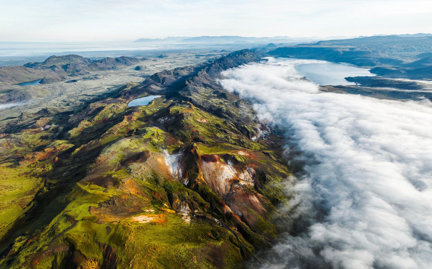 Die Halbinsel Reykjanes liegt im Südwesten Islands in der Nähe der Hauptstadt Reykjavik. Und weil hier ozeanische Platten auseinanderstreben, bildet sich frische Kruste, und Vulkanausbrüche und Erdbeben mischen immer mal wieder alles auf. Reykjanes gilt als eines der aktivsten Vulkangebiete Islands, sichtbar auch an heißen Quellen, Geysiren und Schlammpools. Und fühlbar. Größe des Parks: 818 Quadratkilometer. Beste Reisezeit: ganzjährig. Geopark seit: 2015   