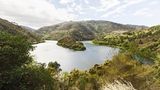 Das Courel-Gebirge im Iberischen Massiv in Galizien erlaubt einen perfekten Rückblick auf Geschehnisse der fernen geologischen Vergangenheit, sofern man vom Fach ist: Ab etwa 400 Millionen Jahren vor heute formte sich der Superkontinent Pangaea. Jetzt noch erkennbar an einer gigantischen Falte in der Landschaft, einer massive Vertiefung. Aus jüngerer Zeit stammen die Spuren menschlichen Wirkens: Es gibt Indizien für die Existenz von mehr als hundert Goldminen aus der Zeit zwischen dem ersten und zweiten Jahrhundert n. Chr., eine an geologischen Schätzen wahrhaft reiche Gegend also. Größe des Parks: 587 Quadratkilometer. Beste Reisezeit: ganzjährig. Geopark seit: 2019      