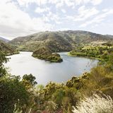 Das Courel-Gebirge im Iberischen Massiv in Galizien erlaubt einen perfekten Rückblick auf Geschehnisse der fernen geologischen Vergangenheit, sofern man vom Fach ist: Ab etwa 400 Millionen Jahren vor heute formte sich der Superkontinent Pangaea. Jetzt noch erkennbar an einer gigantischen Falte in der Landschaft, einer massive Vertiefung. Aus jüngerer Zeit stammen die Spuren menschlichen Wirkens: Es gibt Indizien für die Existenz von mehr als hundert Goldminen aus der Zeit zwischen dem ersten und zweiten Jahrhundert n. Chr., eine an geologischen Schätzen wahrhaft reiche Gegend also. Größe des Parks: 587 Quadratkilometer. Beste Reisezeit: ganzjährig. Geopark seit: 2019      