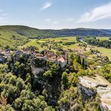 Ein paar der Häuser von Rocamadour im Süden Frankreichs haben sich scheinbar ganz vorsichtig bis an die Kante einer Schlucht geschoben: Der spektakulär gelegene mittelalterliche Ort entstand auf einem Kalkstein-Plateau, genannt Causses du Quercy, das die Kräfte von Erosion und Verwitterung im Laufe von Jahrmillionen zerfraßen und dabei solch hinreißende Aussichtsplätze erschufen. Größe des Parks: 1855 Quadratkilometer. Beste Reisezeit: ganzjährig. Geopark seit: 2017   