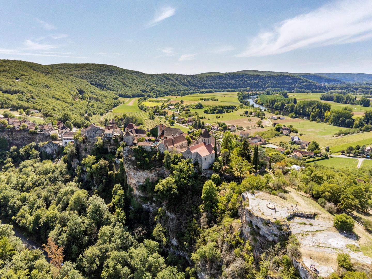 Ein paar der Häuser von Rocamadour im Süden Frankreichs haben sich scheinbar ganz vorsichtig bis an die Kante einer Schlucht geschoben: Der spektakulär gelegene mittelalterliche Ort entstand auf einem Kalkstein-Plateau, genannt Causses du Quercy, das die Kräfte von Erosion und Verwitterung im Laufe von Jahrmillionen zerfraßen und dabei solch hinreißende Aussichtsplätze erschufen. Größe des Parks: 1855 Quadratkilometer. Beste Reisezeit: ganzjährig. Geopark seit: 2017   