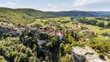 Ein paar der Häuser von Rocamadour im Süden Frankreichs haben sich scheinbar ganz vorsichtig bis an die Kante einer Schlucht geschoben: Der spektakulär gelegene mittelalterliche Ort entstand auf einem Kalkstein-Plateau, genannt Causses du Quercy, das die Kräfte von Erosion und Verwitterung im Laufe von Jahrmillionen zerfraßen und dabei solch hinreißende Aussichtsplätze erschufen. Größe des Parks: 1855 Quadratkilometer. Beste Reisezeit: ganzjährig. Geopark seit: 2017   