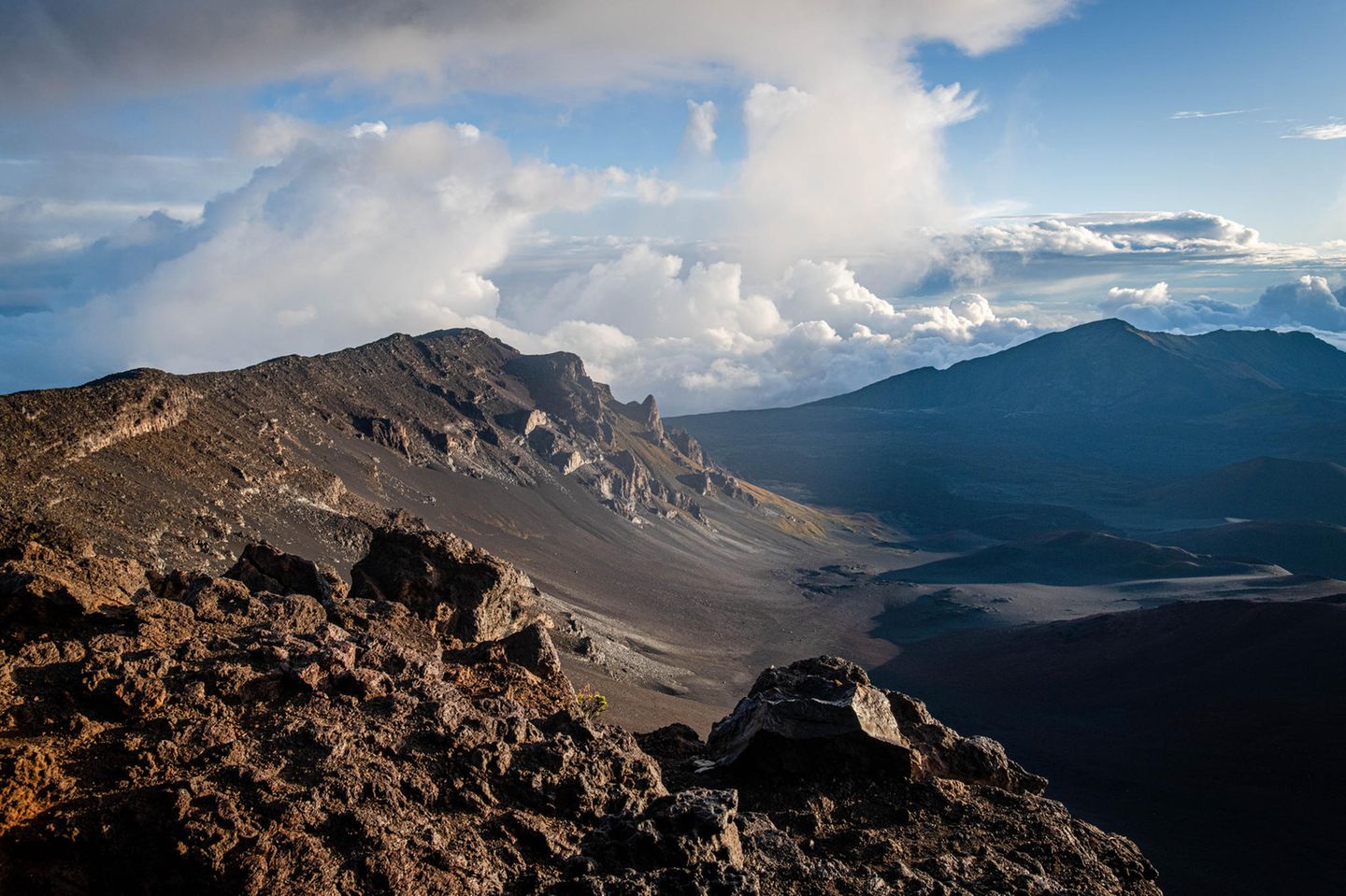 Haleakala Krater im frühen Sonnenlicht